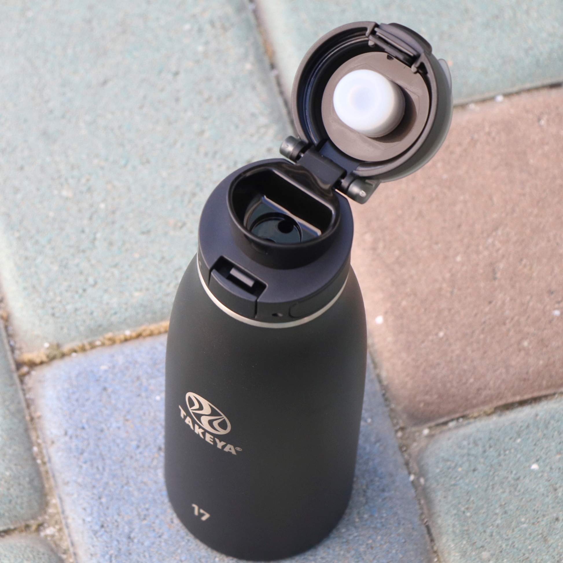traveler-fliplocktm-lid-m2 96076-R-TravelerLid-Lifestyle-Onyx.png